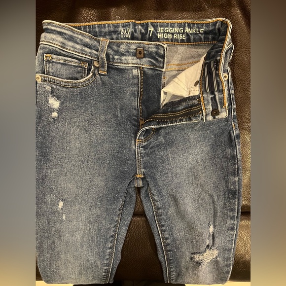 High-Rise Skinny Ankle Jeggings and blue cotton T with embroidered stars. - Picture 8 of 13